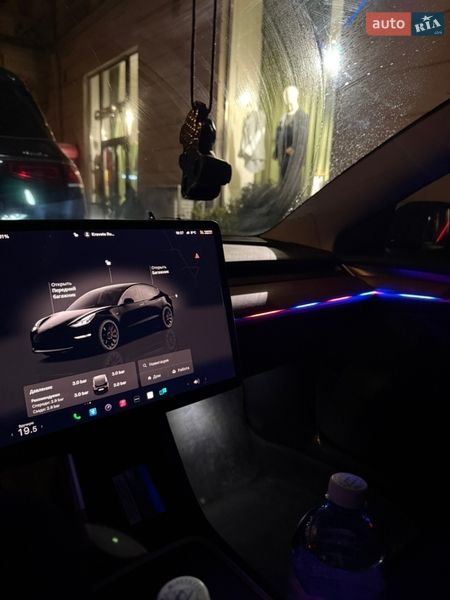 Седан Tesla Model 3 2023 в Львові