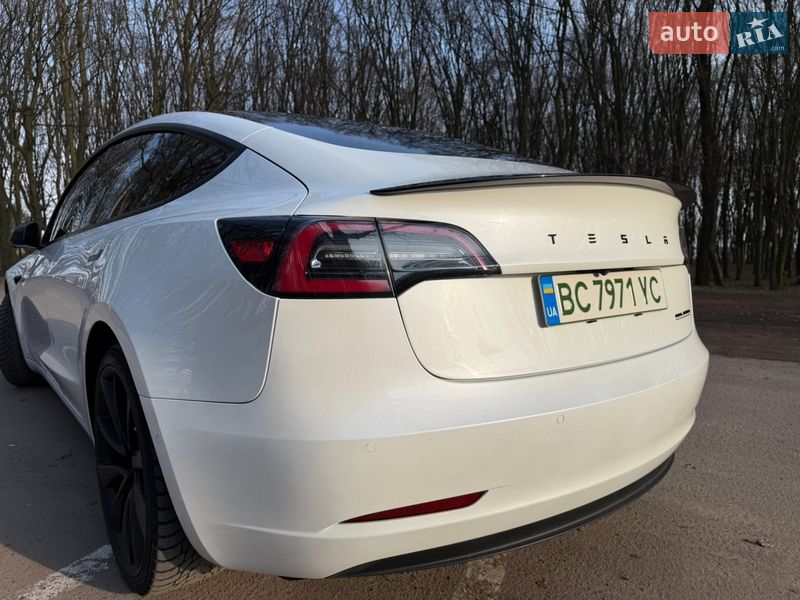 Седан Tesla Model 3 2022 в Львове