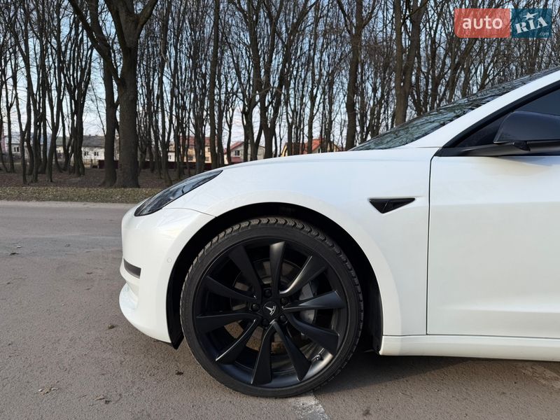 Седан Tesla Model 3 2022 в Львове