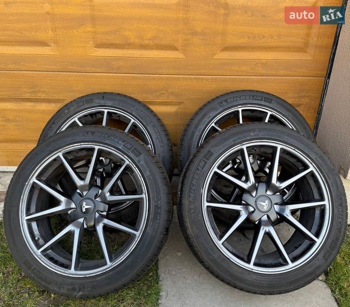 Седан Tesla Model 3 2022 в Львове