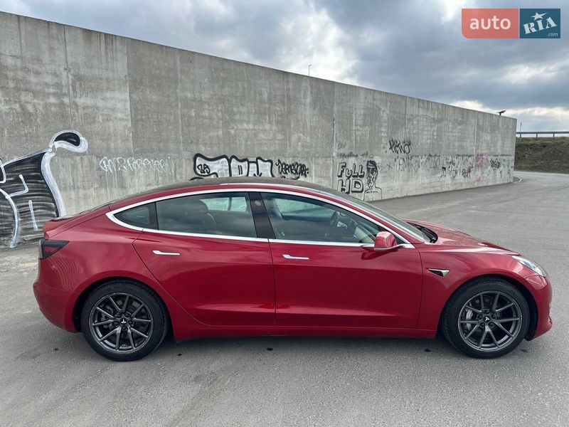 Седан Tesla Model 3 2019 в Львові
