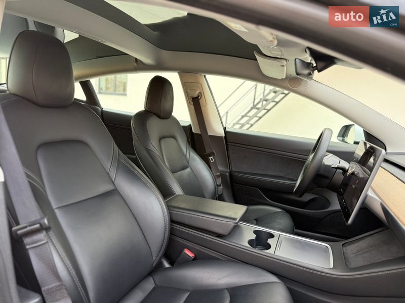 Седан Tesla Model 3 2021 в Луцке