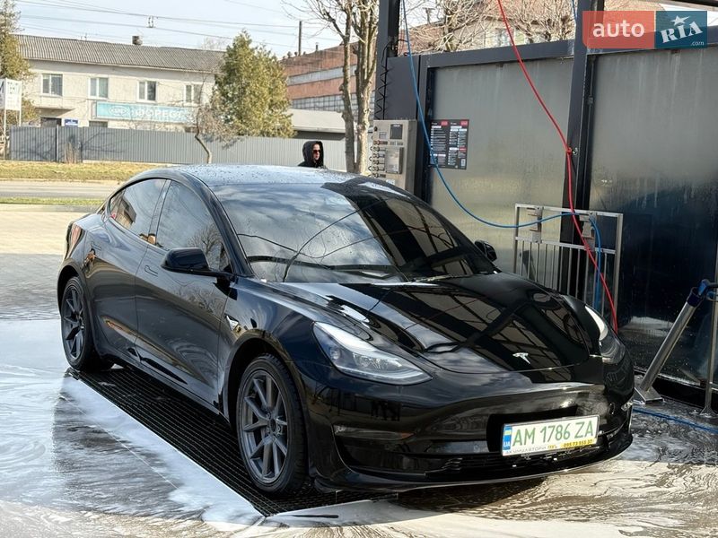 Седан Tesla Model 3 2022 в Івано-Франківську