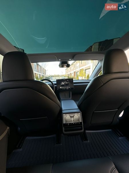 Седан Tesla Model 3 2024 в Черновцах