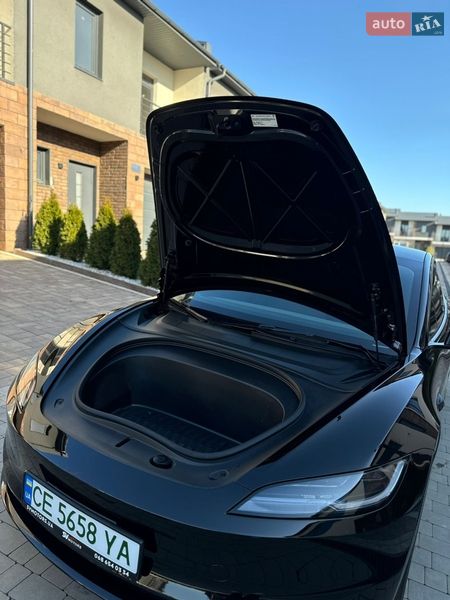 Седан Tesla Model 3 2024 в Черновцах