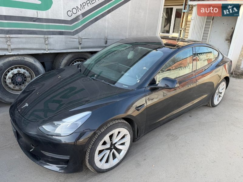 Седан Tesla Model 3 2021 в Киеве