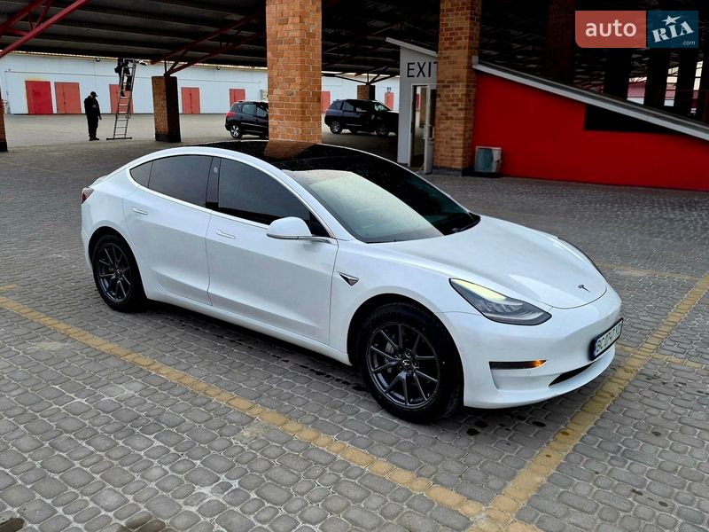 Седан Tesla Model 3 2019 в Львове