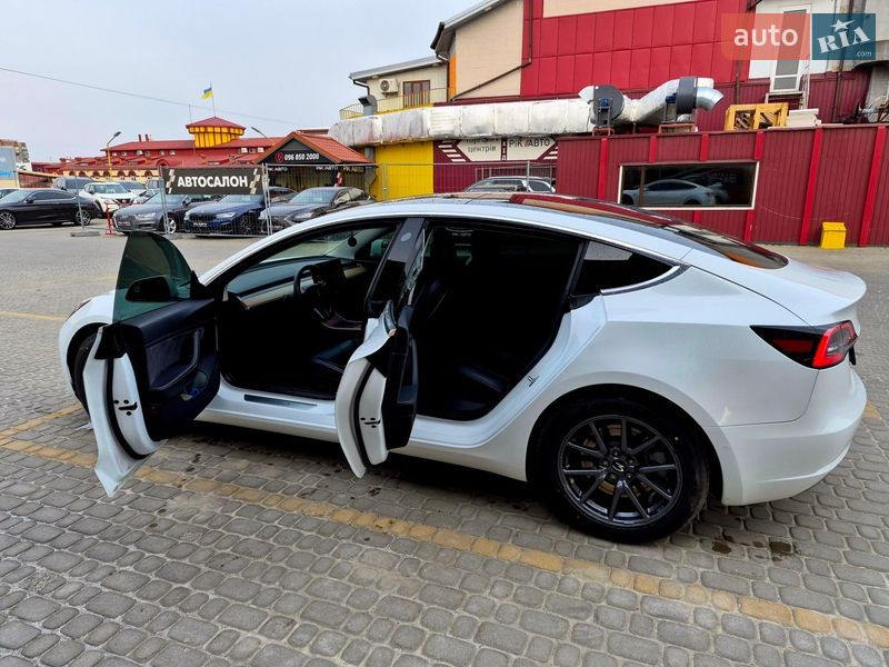 Седан Tesla Model 3 2019 в Львове