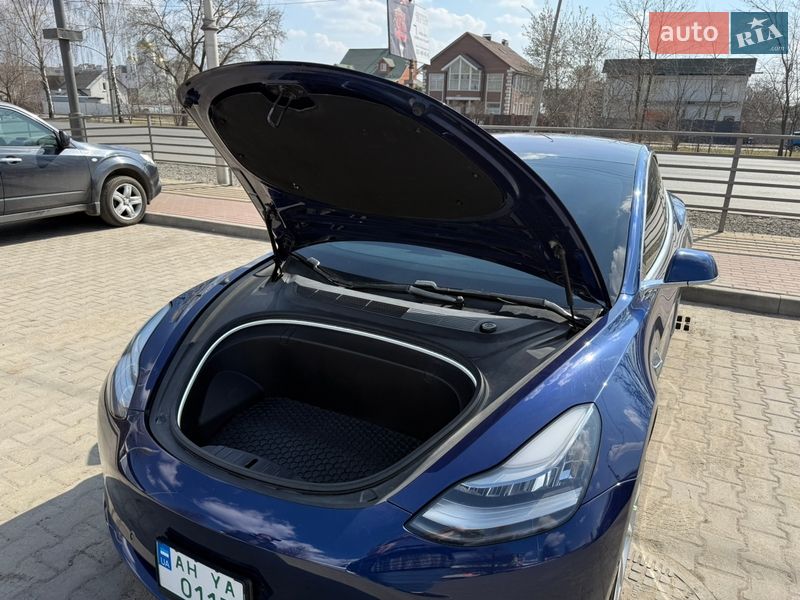 Седан Tesla Model 3 2018 в Ирпене