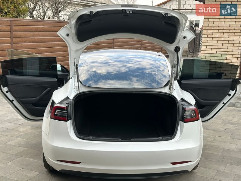 Седан Tesla Model 3 2020 в Коростені