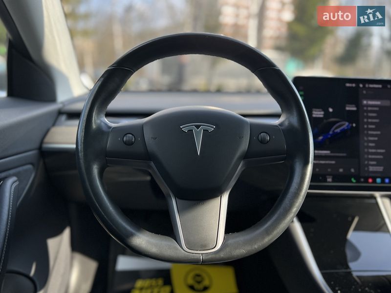Седан Tesla Model 3 2019 в Львове