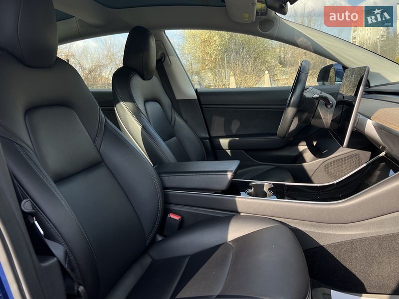 Седан Tesla Model 3 2019 в Львове