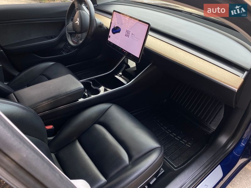 Седан Tesla Model 3 2019 в Ужгороде