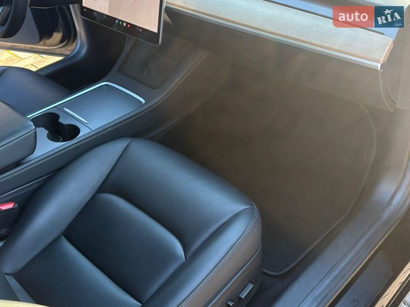 Седан Tesla Model 3 2021 в Ровно