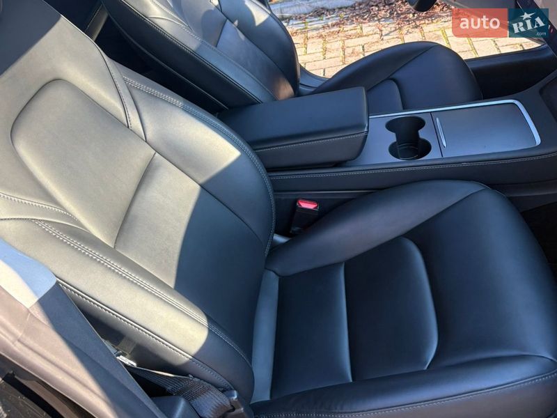 Седан Tesla Model 3 2021 в Ровно