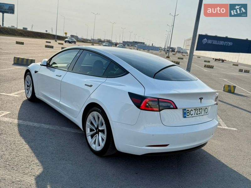 Седан Tesla Model 3 2021 в Львове