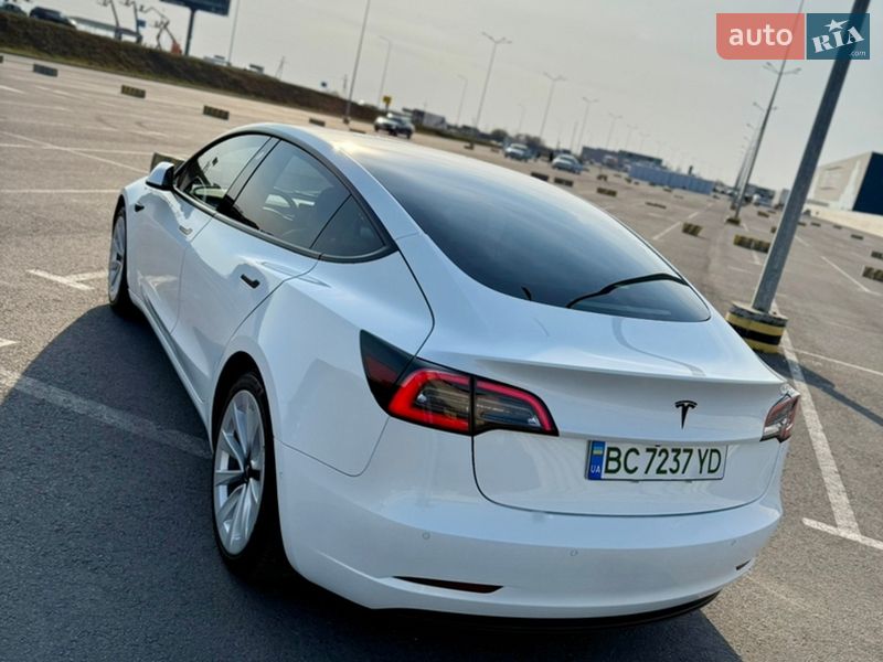 Седан Tesla Model 3 2021 в Львове