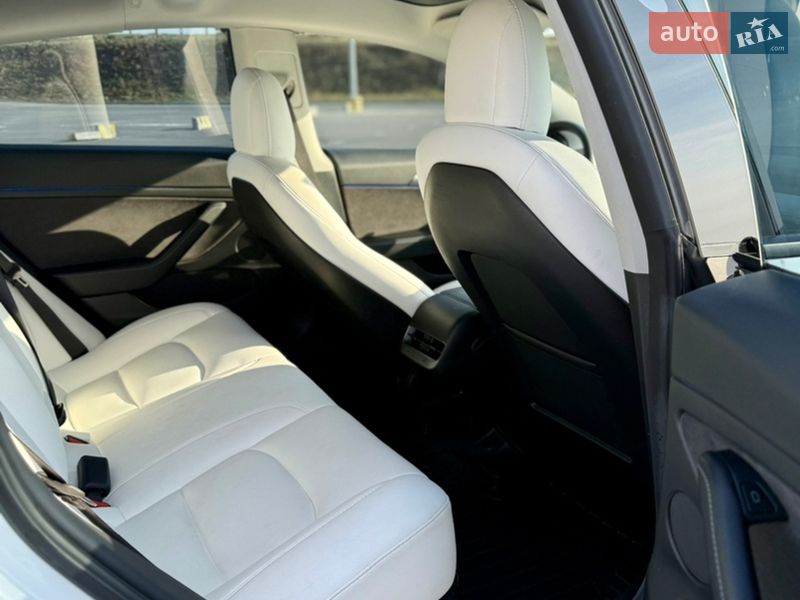Седан Tesla Model 3 2021 в Львове