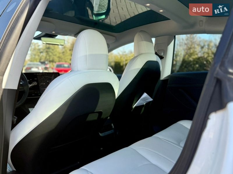 Седан Tesla Model 3 2021 в Львове