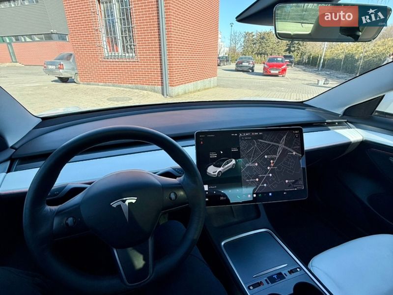Седан Tesla Model 3 2021 в Львове