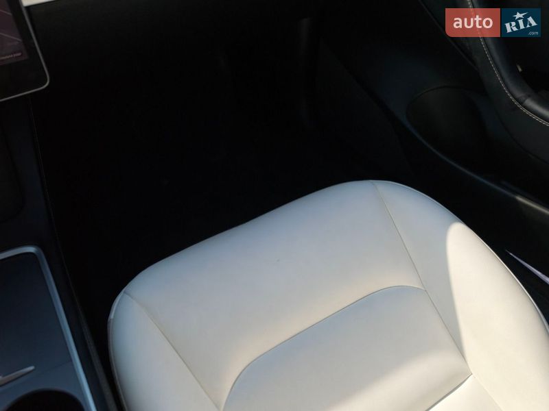 Седан Tesla Model 3 2021 в Львове