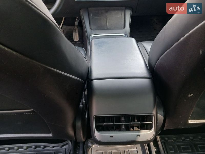 Седан Tesla Model 3 2021 в Теребовле