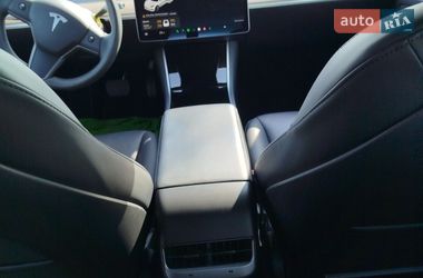 Седан Tesla Model 3 2020 в Ровно