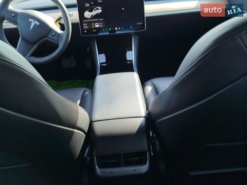 Седан Tesla Model 3 2020 в Ровно