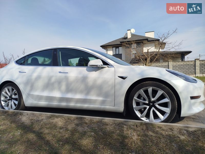Седан Tesla Model 3 2020 в Ровно