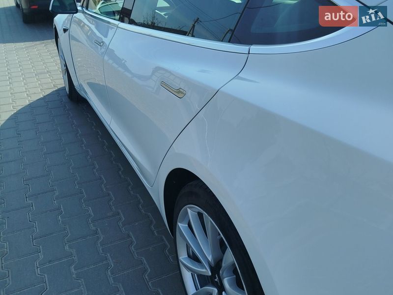 Седан Tesla Model 3 2020 в Ровно