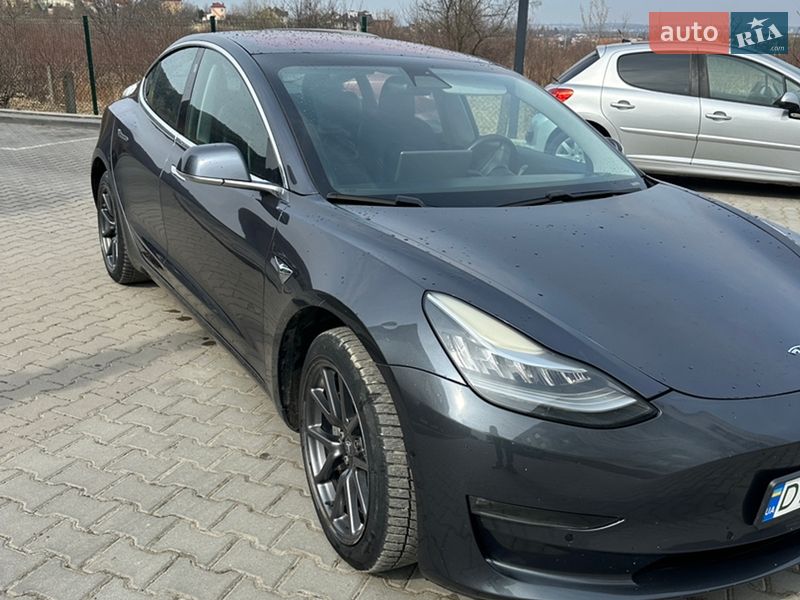 Седан Tesla Model 3 2017 в Винниках