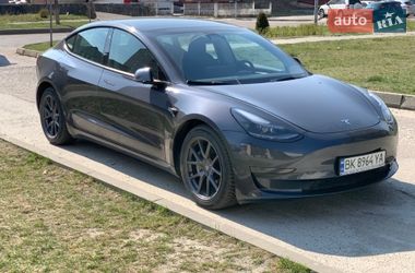 Седан Tesla Model 3 2023 в Вараші
