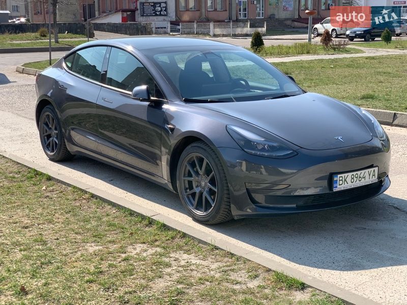 Седан Tesla Model 3 2023 в Вараше
