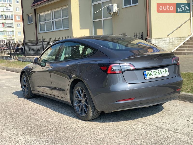 Седан Tesla Model 3 2023 в Вараше