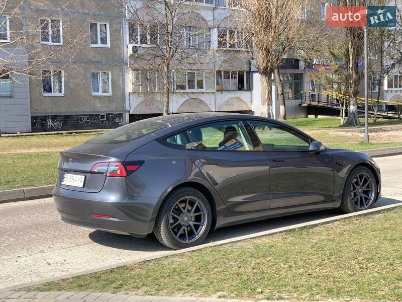 Седан Tesla Model 3 2023 в Вараше