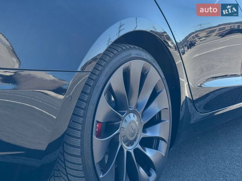 Седан Tesla Model 3 2021 в Черновцах