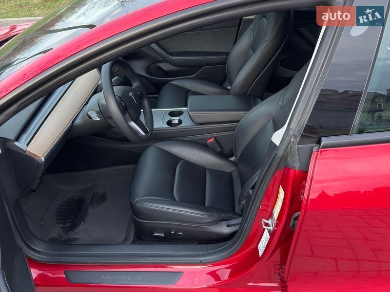 Седан Tesla Model 3 2021 в Золочеві