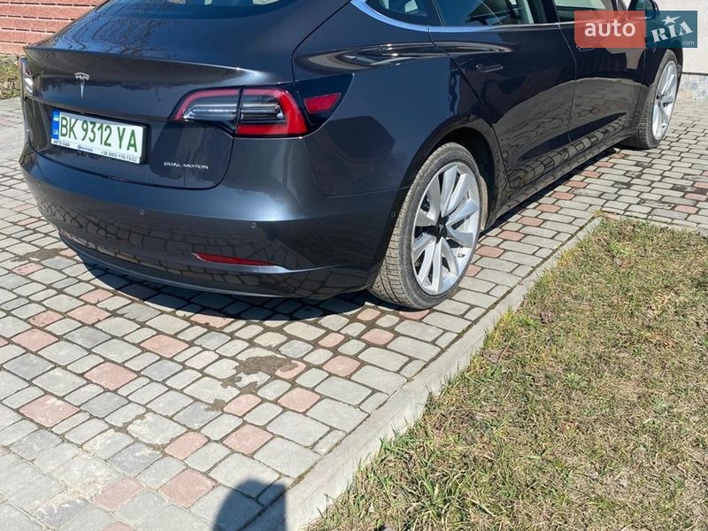 Седан Tesla Model 3 2018 в Ровно