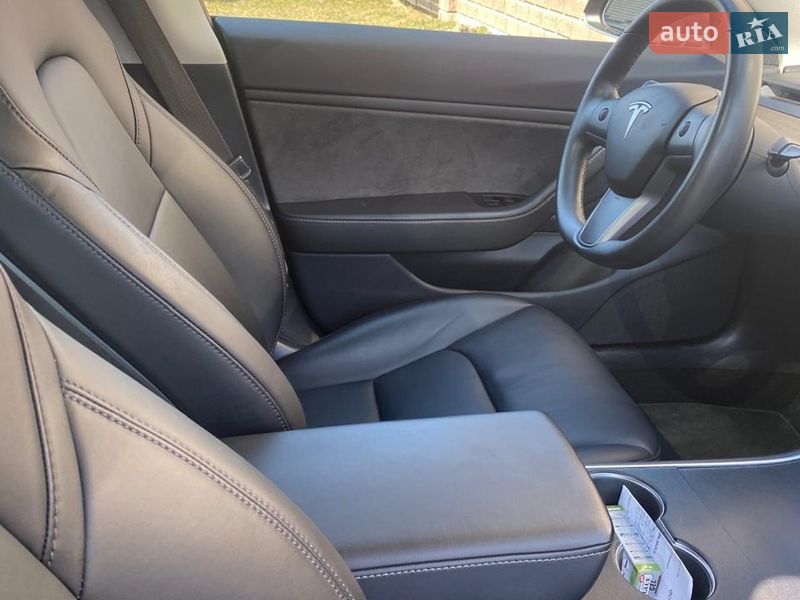 Седан Tesla Model 3 2018 в Ровно