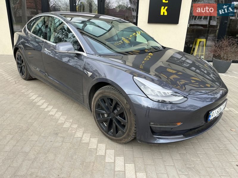 Седан Tesla Model 3 2018 в Бучі