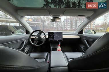 Седан Tesla Model 3 2018 в Бучі