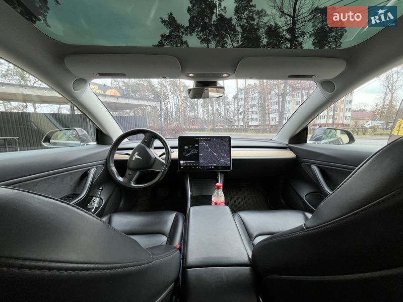 Седан Tesla Model 3 2018 в Бучі