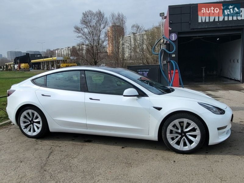 Седан Tesla Model 3 2021 в Киеве