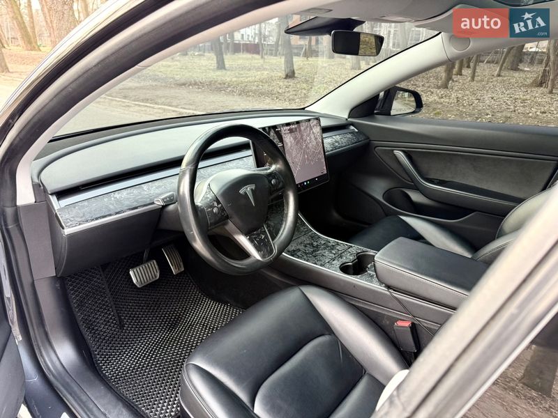 Седан Tesla Model 3 2018 в Черновцах