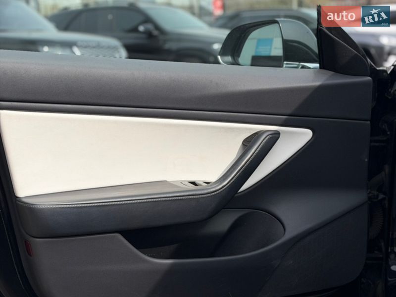 Седан Tesla Model 3 2019 в Киеве