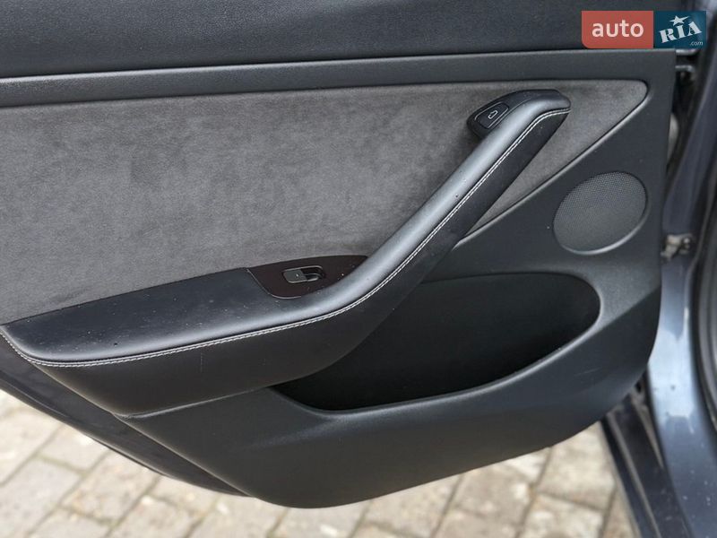 Седан Tesla Model 3 2022 в Черновцах