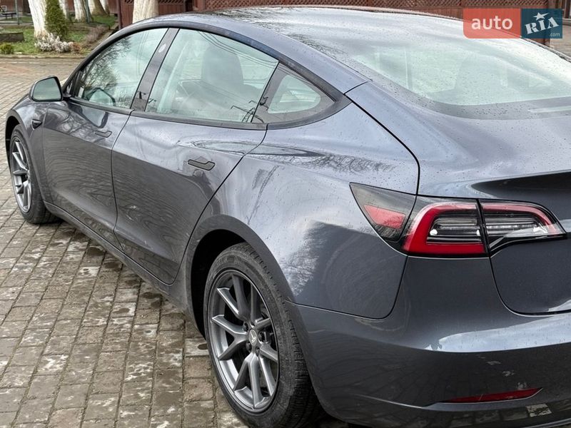 Седан Tesla Model 3 2022 в Черновцах