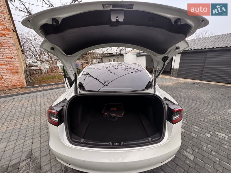 Седан Tesla Model 3 2021 в Самборе