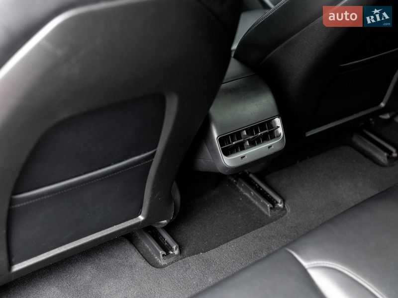 Седан Tesla Model 3 2018 в Житомирі