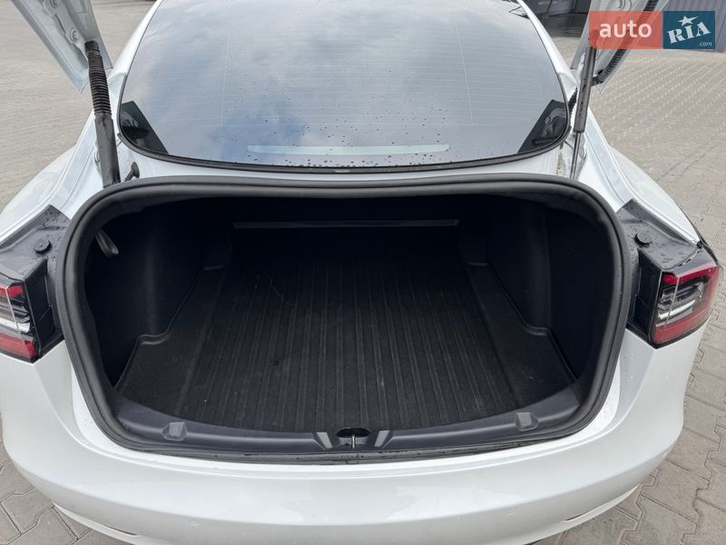 Седан Tesla Model 3 2022 в Киеве